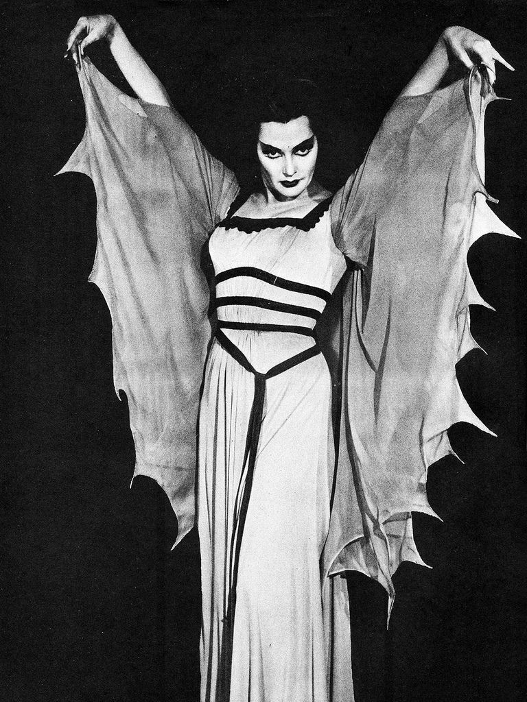 THE MUNSTERS (LILY) YVONNE DE CARLO 5x7 Photo