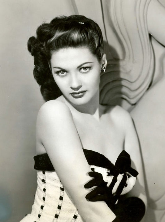 YVONNE DE CARLO (THE MUNSTERS) 8x10 Photo